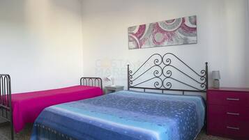 1 camera, ferro/asse da stiro, lenzuola