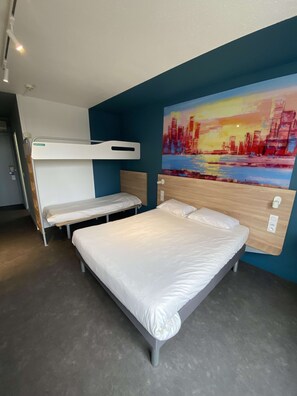 Chambre, plusieurs lits | Espace de travail pour ordinateur portable, Wi-Fi gratuit