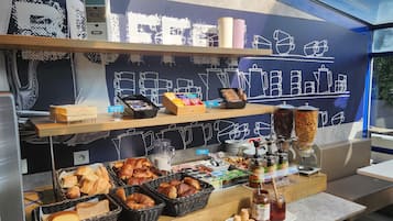 Petit déjeuner buffet (8.50 EUR par personne)