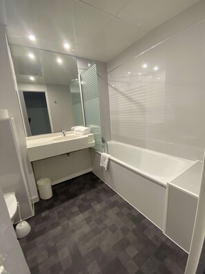 Combined shower/tub, rainfall showerhead, eco-friendly toiletries