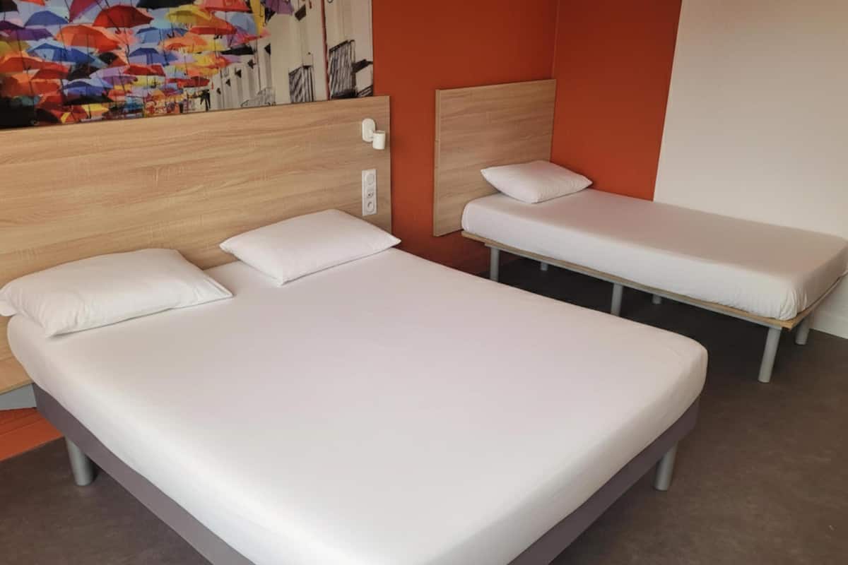 Espacio para trabajar con laptop, wifi gratis y ropa de cama