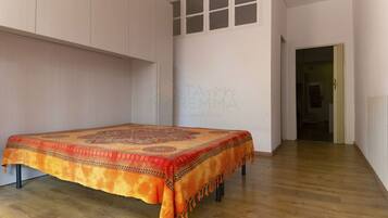 1 camera, ferro/asse da stiro