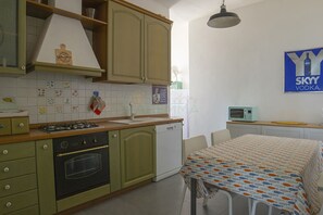 Kühlschrank, Mikrowelle, Ofen, Geschirrspüler