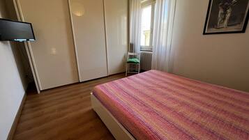 2 bedrooms, iron/ironing board, WiFi
