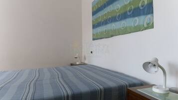 1 chambre, fer et planche Ă repasser