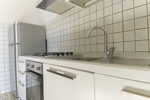 Fridge, microwave, oven, dishwasher - Grecale apartment in Follonica (Follonica)