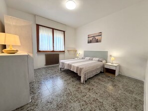 2 Schlafzimmer, Bügeleisen/Bügelbrett