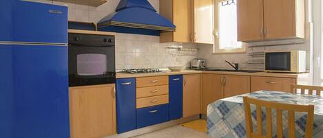 Een koelkast, een microgolfoven, een oven, een vaatwasser