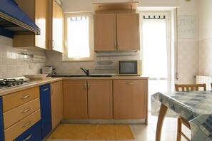 Kühlschrank, Mikrowelle, Ofen, Geschirrspüler