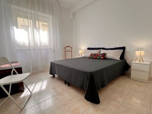 3 chambres, fer et planche à repasser