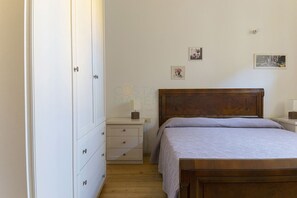 2 bedrooms, iron/ironing board, WiFi
