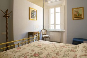 2 Schlafzimmer, Bügeleisen/Bügelbrett