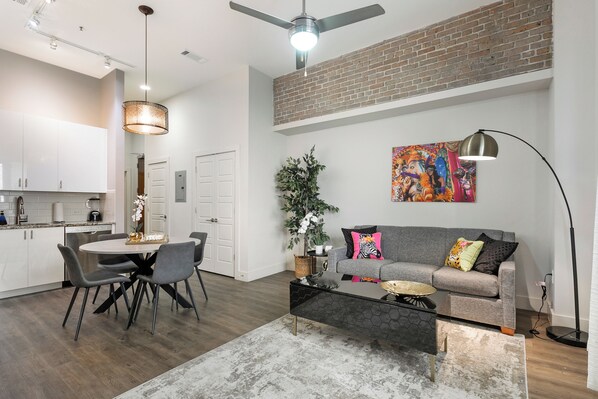 特色公寓客房, 1 間臥室, 非吸煙房, 露台 | 客廳 | 55-吋平面電視、衛星頻道、電視