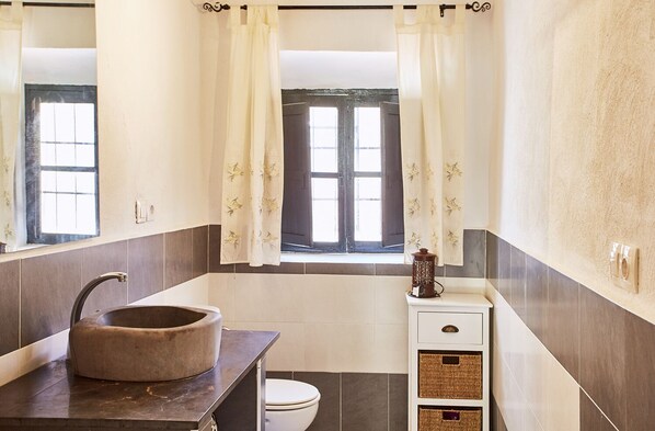 Douche, sèche-cheveux, serviettes fournies, savon