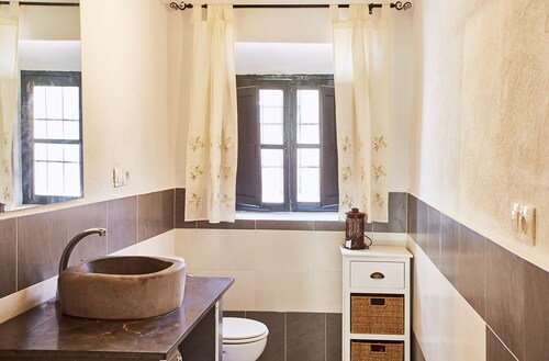 Rural escape with mountain views
