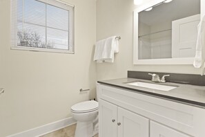 Dusche, Haartrockner, Handtücher, Toilettenpapier