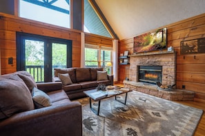 Smart TV, fireplace, DVD player - Quiet and Cozy-2 miles to Parkway-Hot Tub-Pets (Sevierville)