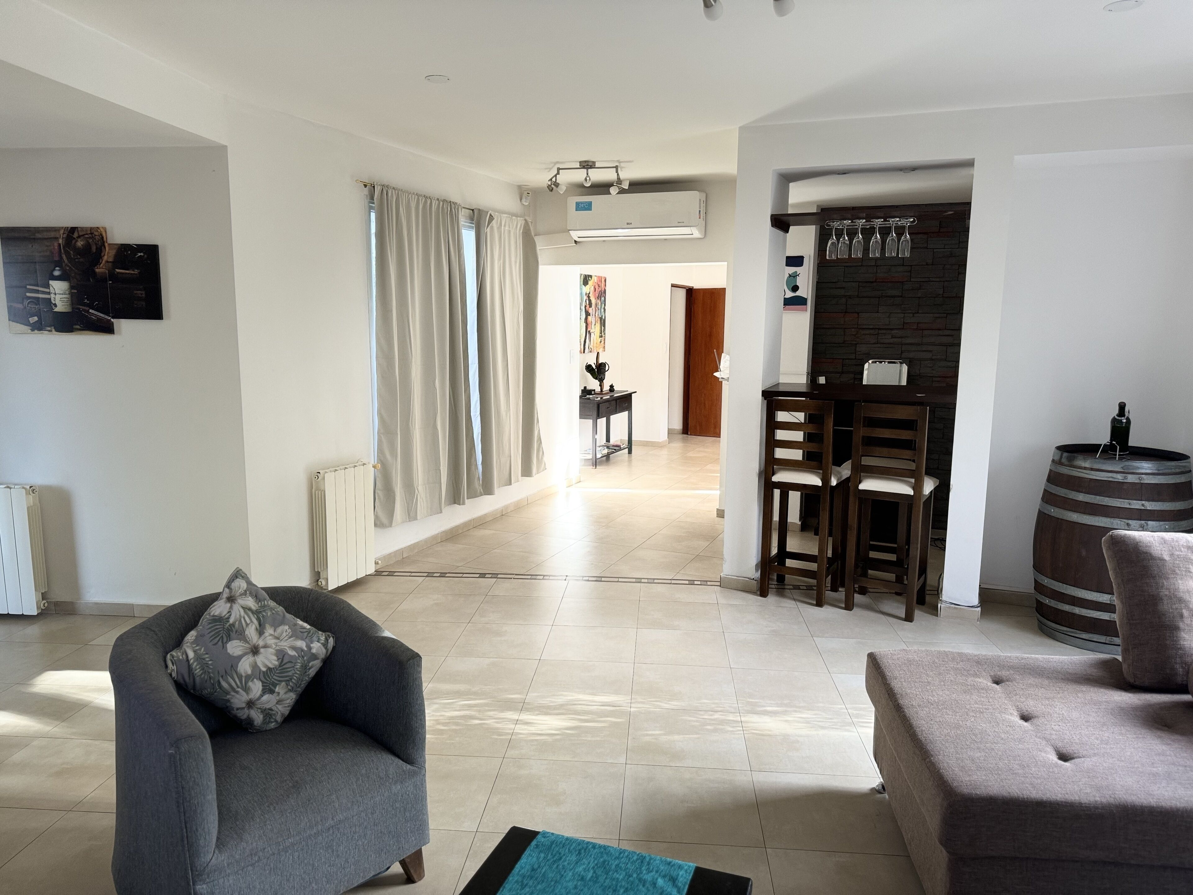 Smart TV, chimenea y estéreo 