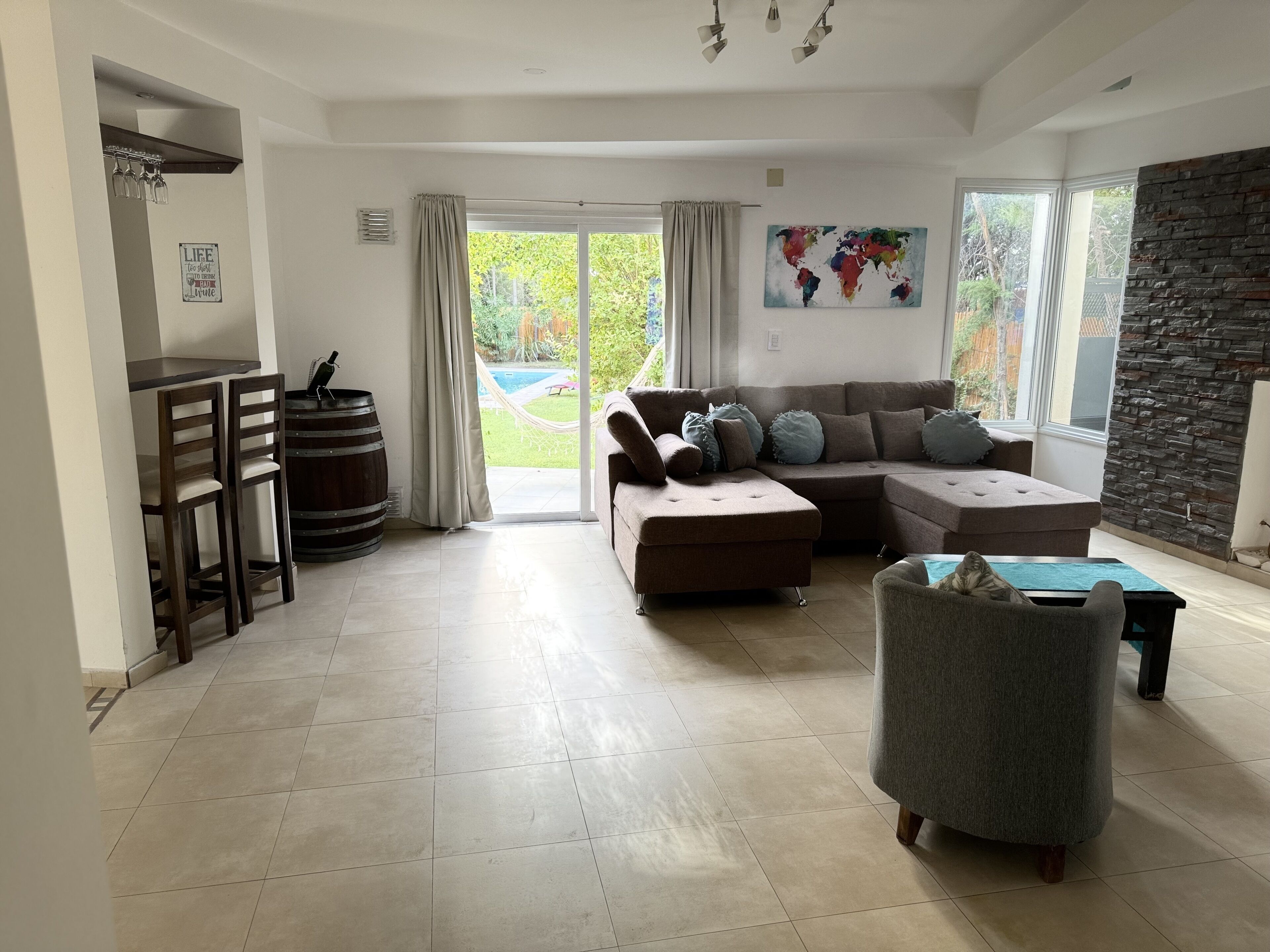 Smart TV, chimenea y estéreo 