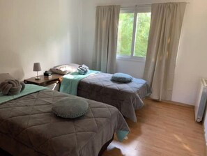 3 camere, una cassaforte in camera, una scrivania, ferro/asse da stiro