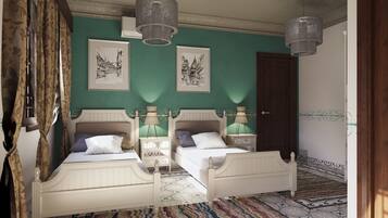 Een tweepersoonsbed met een wit hoofdeinde, twee nachtkastjes met lampen en een kamerkleed met een patroon.