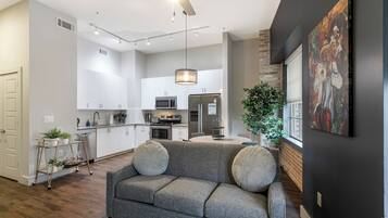 Lägenhet Signature - 1 sovrum - icke-rökare - terrass | Vardagsrum | 55-tums platt-tv med satellitkanaler och tv