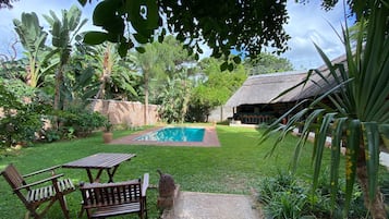 Hồ bơi ngoài trời