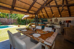 Bar junto a la piscina