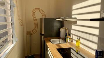 Refrigerador, microondas, parrilla de estufa y cafetera y tetera