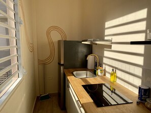 Fridge, microwave, stovetop, coffee/tea maker - Sun-Drenched and Central Apartment in Santurce with parking- Apt #8 (San Juan)