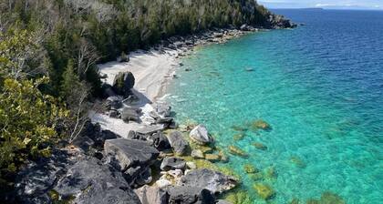 Rustic cabin w/ Games near Lake & National Park