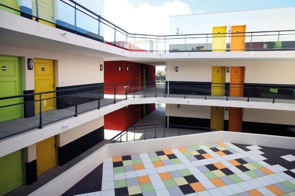 المنطقة المحيطة بالمنشأة