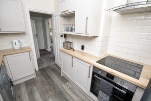 Fridge, microwave, oven, stovetop - Home in Lincoln (Lincoln)