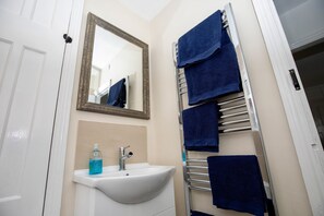 Towels, soap, toilet paper - Home in Lincoln (Lincoln)