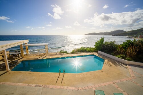 Sapala 2 - Oceanfront Poolside Apt w/ Shared Pool