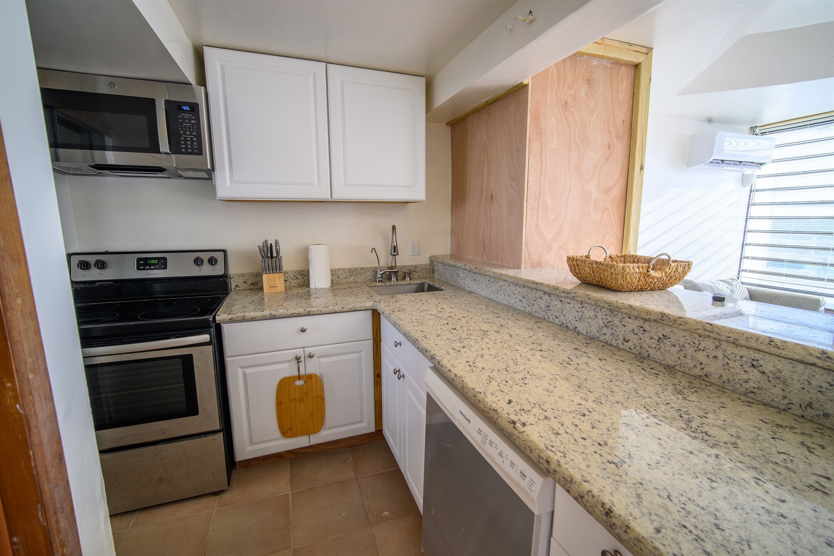 Frigorífico, microondas, placa de cocina y lavavajillas