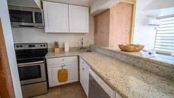 Frigorífico, microondas, placa de cocina y lavavajillas