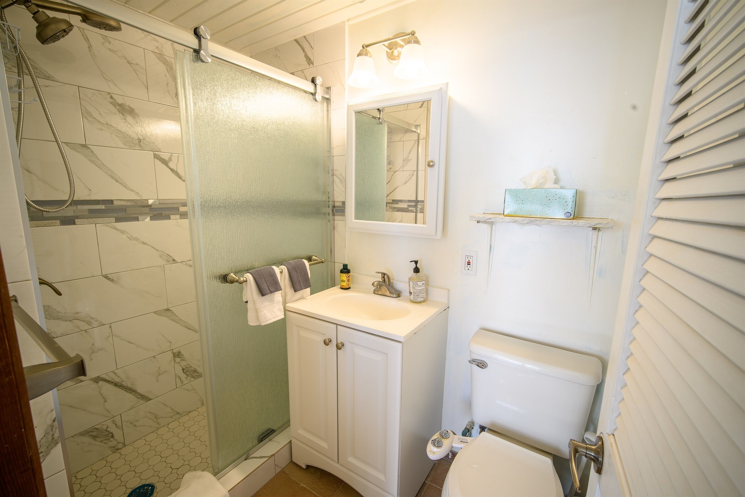 Een douche, een haardroger, handdoeken