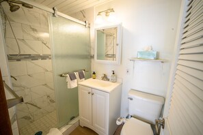 Dusche, Haartrockner, Handtücher