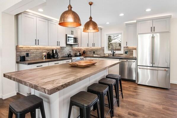 Réfrigérateur, four à micro-ondes, un four, surface de cuisson