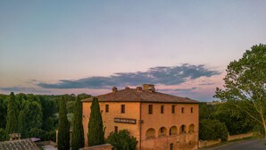 A historic building with a sign reading "HOTEL MORE DI CUNA". It features a brick facade, multiple windows, and an arched entrance. - Hotel More Di Cuna (Monteroni d'Arbia)