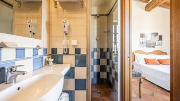 Doccia, soffione a pioggia, asciugacapelli, bidet