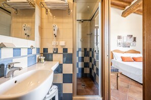 Een douche, een regendouche, een haardroger, een bidet
