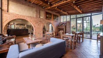 Petit déjeuner buffet (8 EUR par personne)