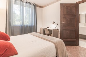 2 chambres, fer et planche à repasser, Wi-Fi gratuit, draps fournis