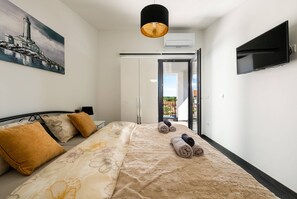 4 Schlafzimmer, Schreibtisch, Bügeleisen/Bügelbrett, Reisekinderbett