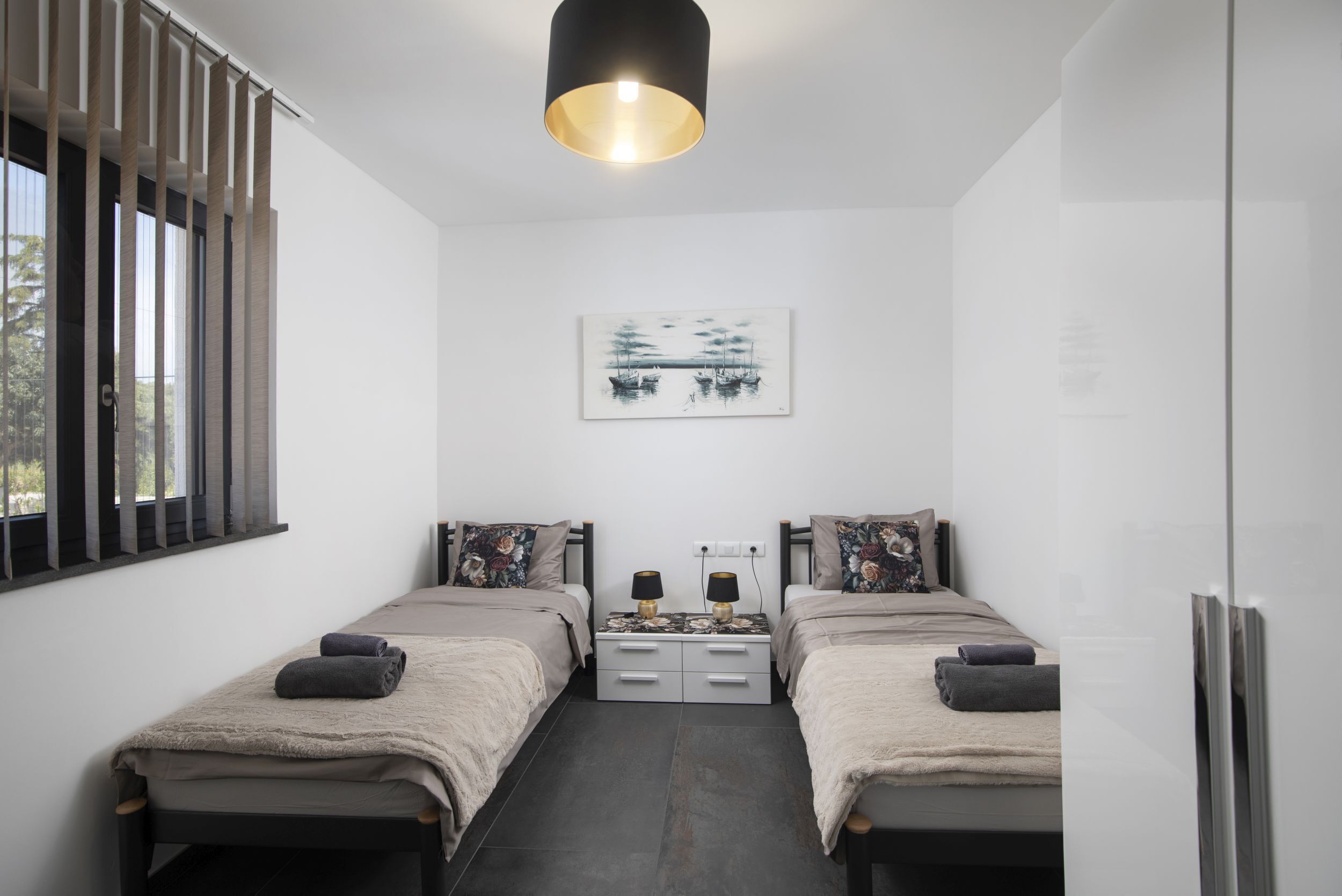 4 bedrooms, desk, iron/ironing board, travel crib