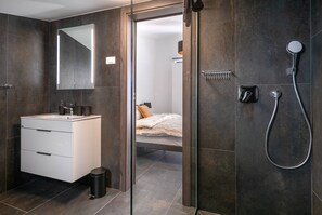 Dusche, Haartrockner, Bidet, Handtücher