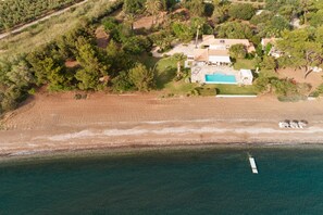 On the beach, sun loungers, beach umbrellas, beach towels - Villa Pueblo (Nafplio)