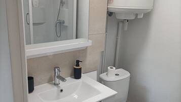 Een haardroger, handdoeken, zeep, toiletpapier